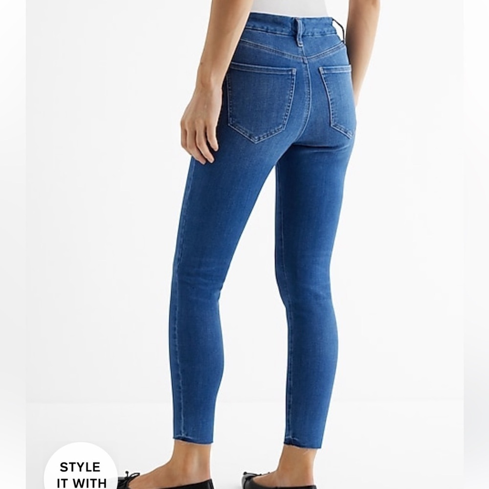 [Express] NWT Mid Rise Medium Wash FlexX
Cropped Skinny Jeans - Picture 3 of 5